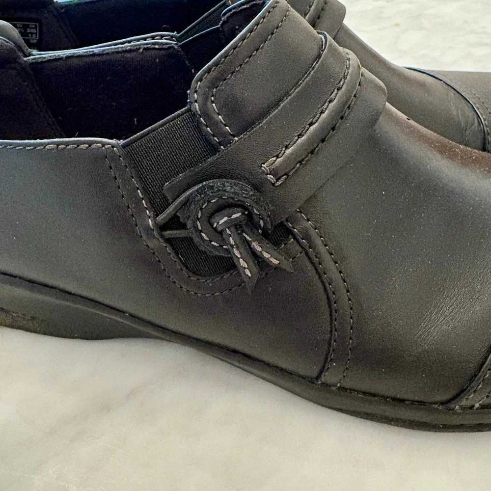 Clarks Carleigh Pearl Strapped Slip-On Shoes in Black Leather Sz‎ 8.5